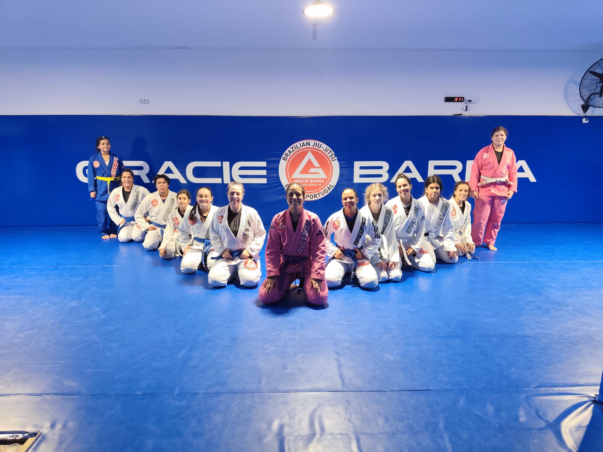 Turma feminina da Gracie Barra Braga reunida no tatame