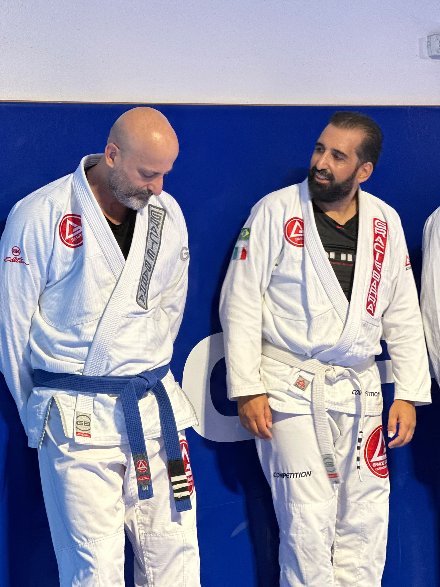 Atletas de competição da Gracie Barra Braga em conversa antes do treino