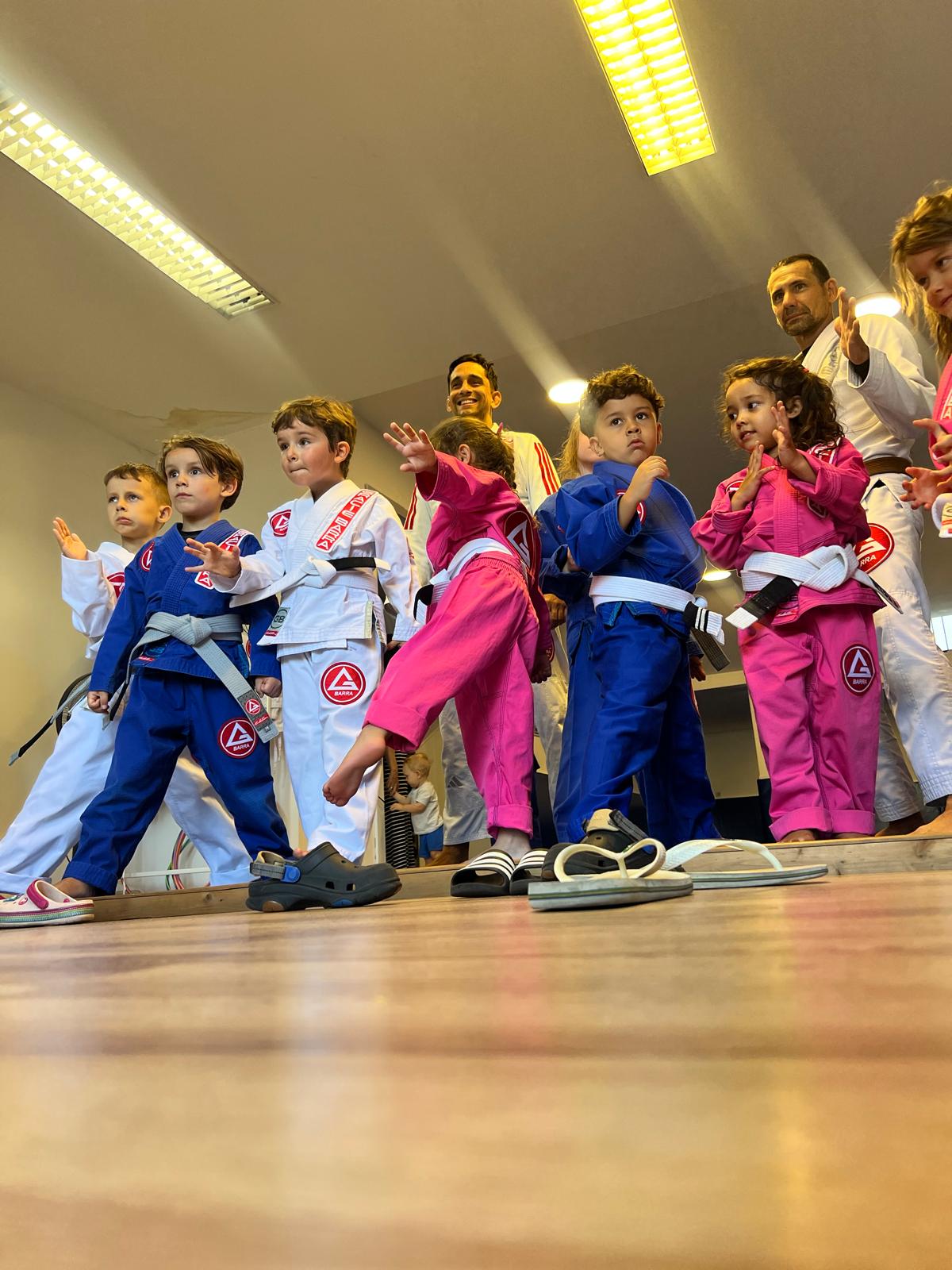 Crianças pequenas em aula de jiu-jitsu na Gracie Barra Braga, dos 3 aos 6 anos