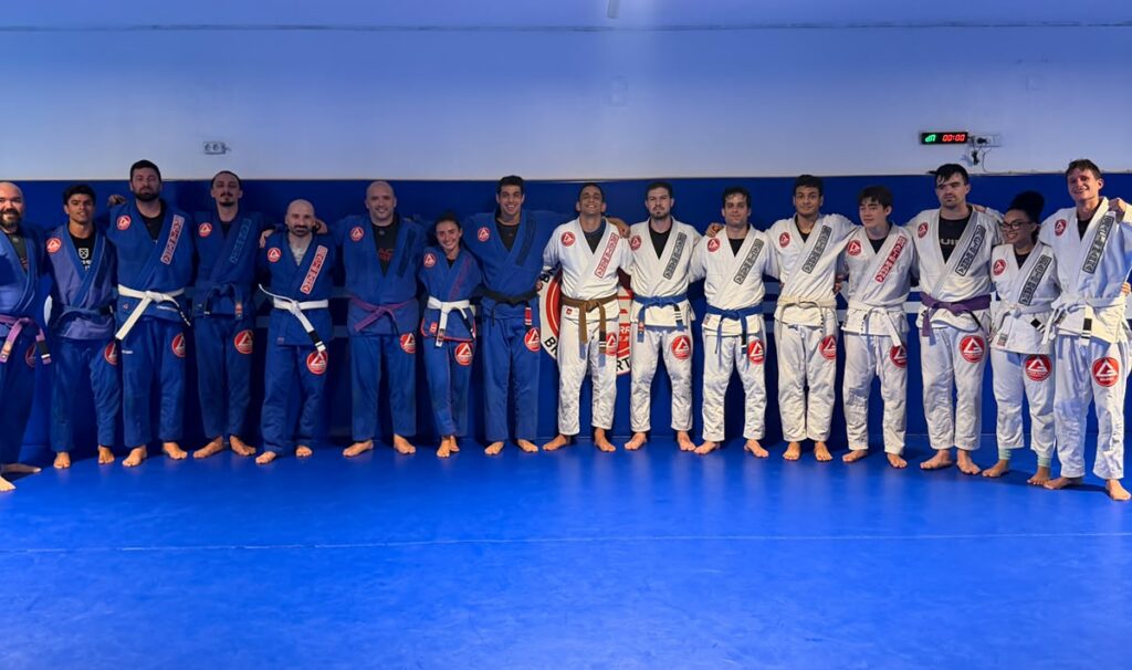 Alunos a treinar Jiu-Jitsu Brasileiro no tatame da Gracie Barra Braga
