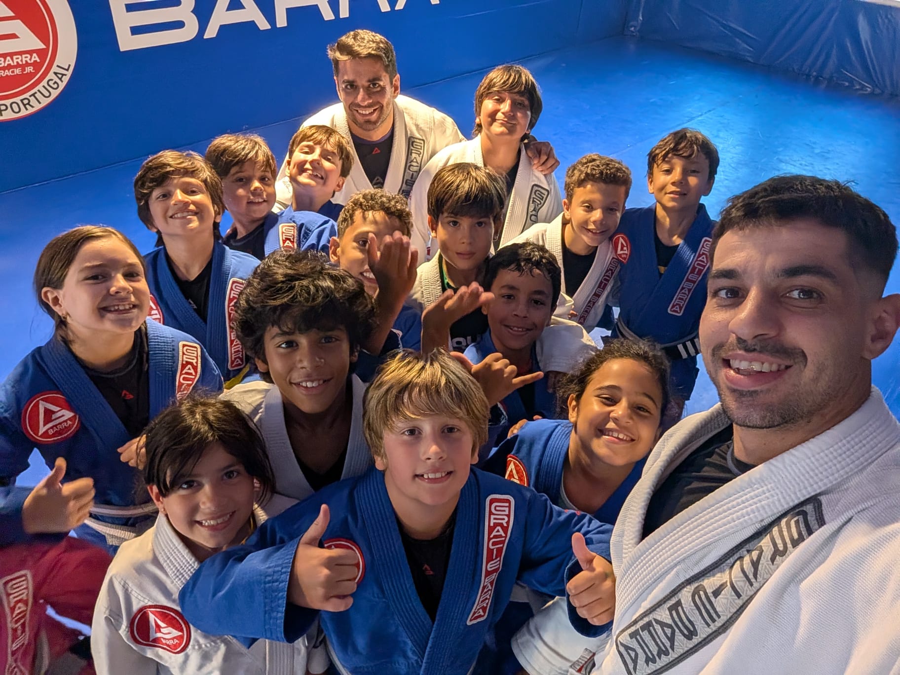 Grupo de crianças sorridentes de kimono na Gracie Barra Braga