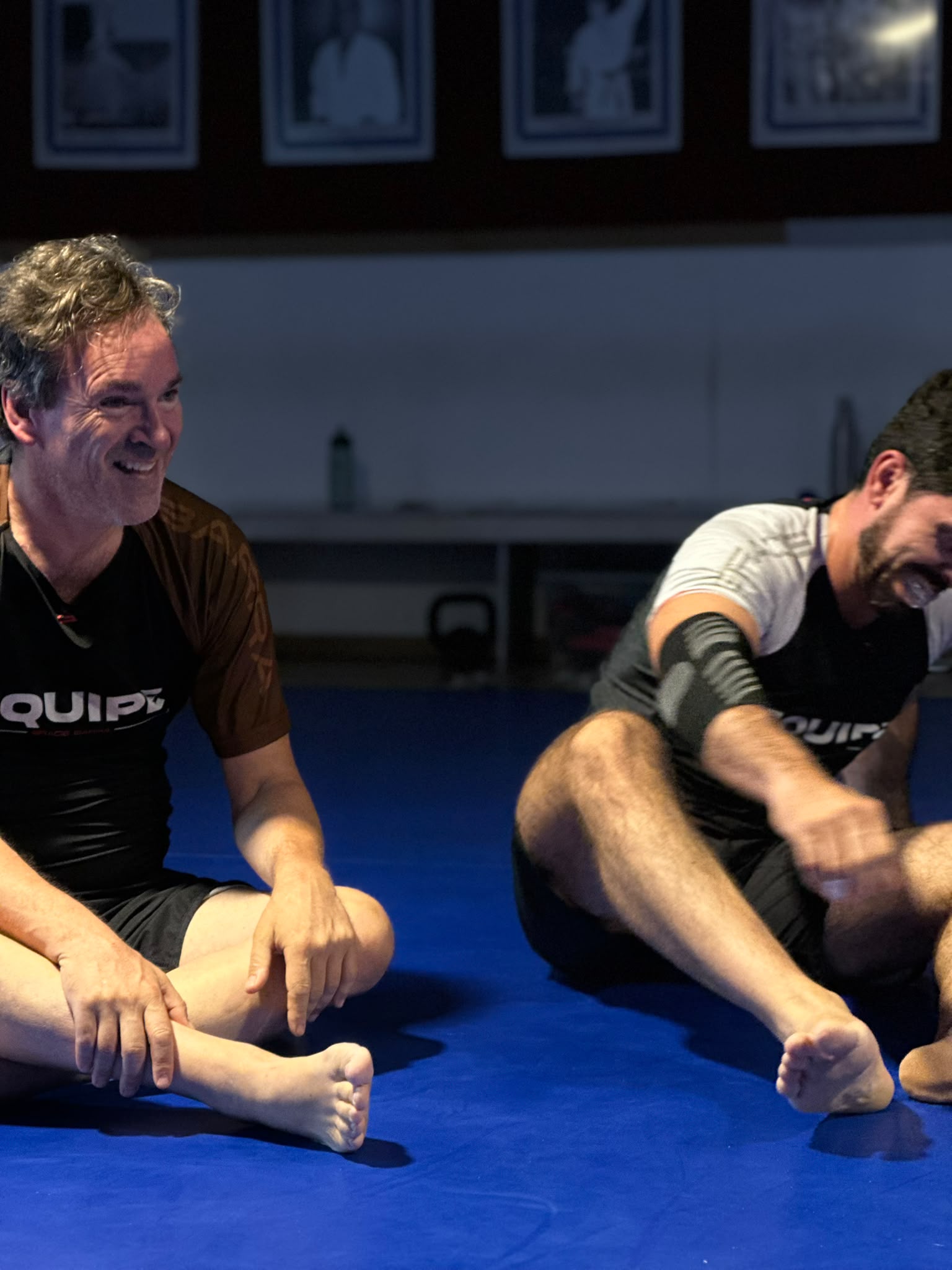 Dois alunos adultos a rir depois do treino de jiu-jitsu