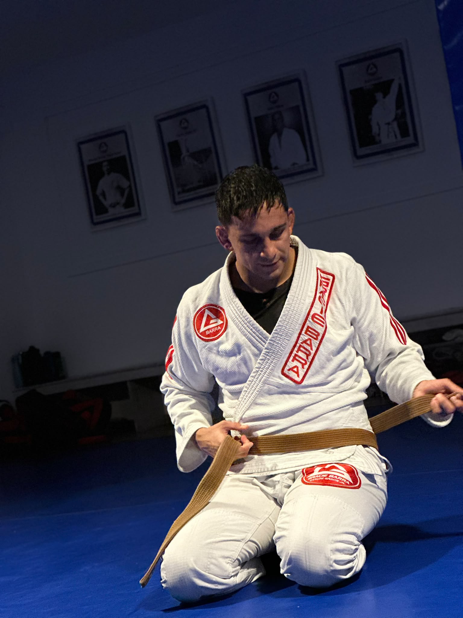 Atleta da Gracie Barra veste o kimono com o emblema oficial Gracie Barra, em primeiro plano