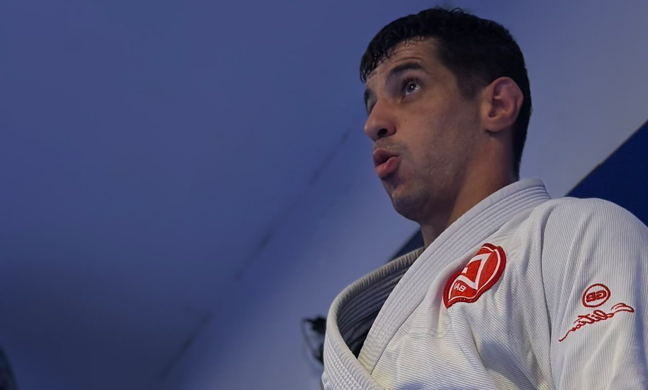 Aluno da Gracie Barra Braga de kimono branco com o emblema Gracie Barra, olhar concentrado durante o treino